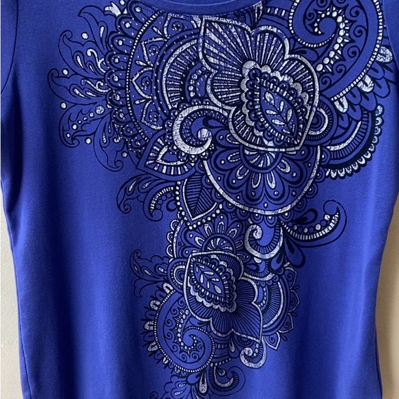 ZENERGY by CHICO’S Women's Short Sleeve Pattern Studded Shirt Purple Sz 1 (M/8) - Picture 3 of 14